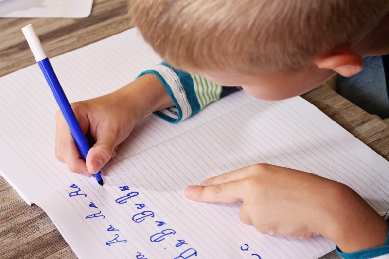 вчимо дитину писати букви і цифри